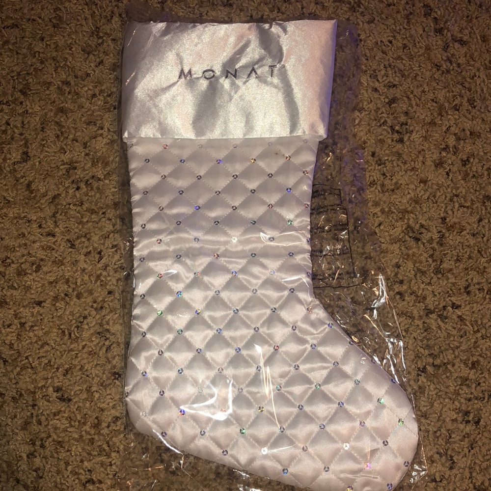 MONAT Stocking